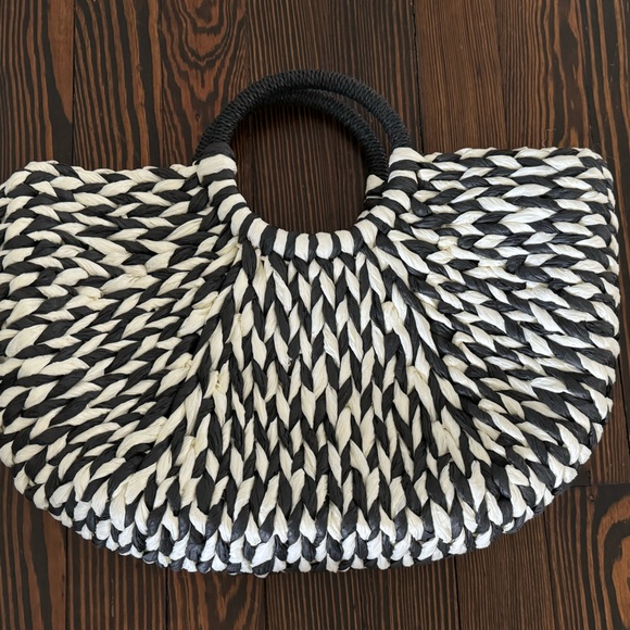 Black and white woven handbag - Picture 4 of 4